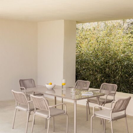 Set da tavolo rettangolare 160x90 cm e 6 sedie da giardino impilabili in alluminio Arhiza