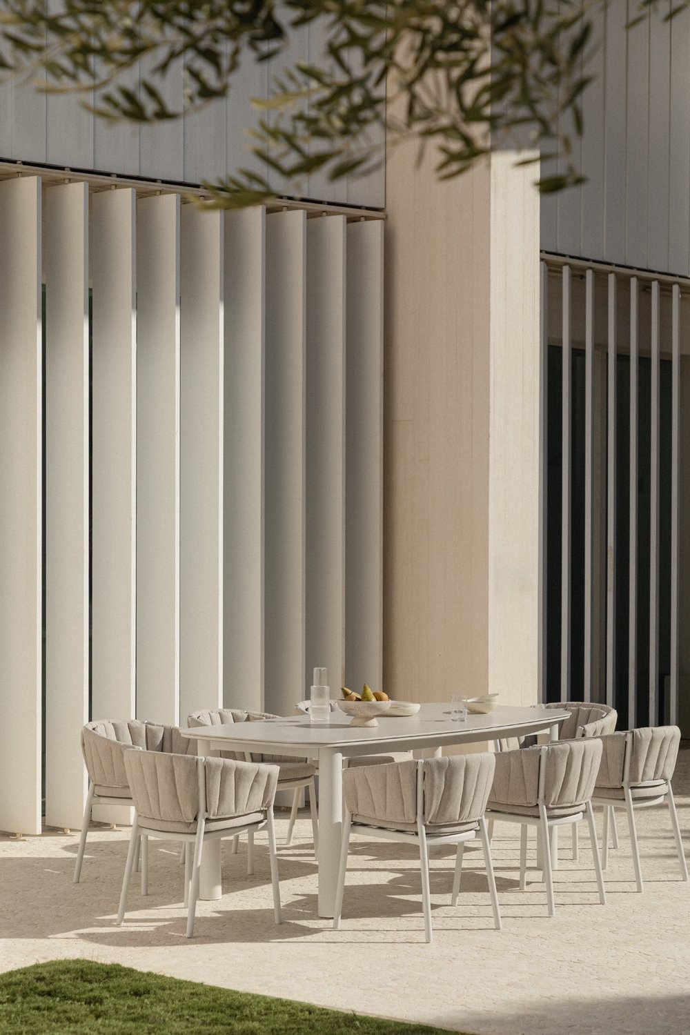Set da tavolo rettangolare allungabile 220-280x100 cm in ceramica Zinti e 8 sedie da giardino in alluminio e tessuto Roderise
