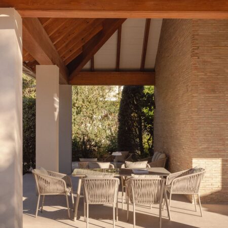 Set da tavolo rettangolare Arhiza Classic, 160x90 cm, e 6 sedie da giardino in alluminio.