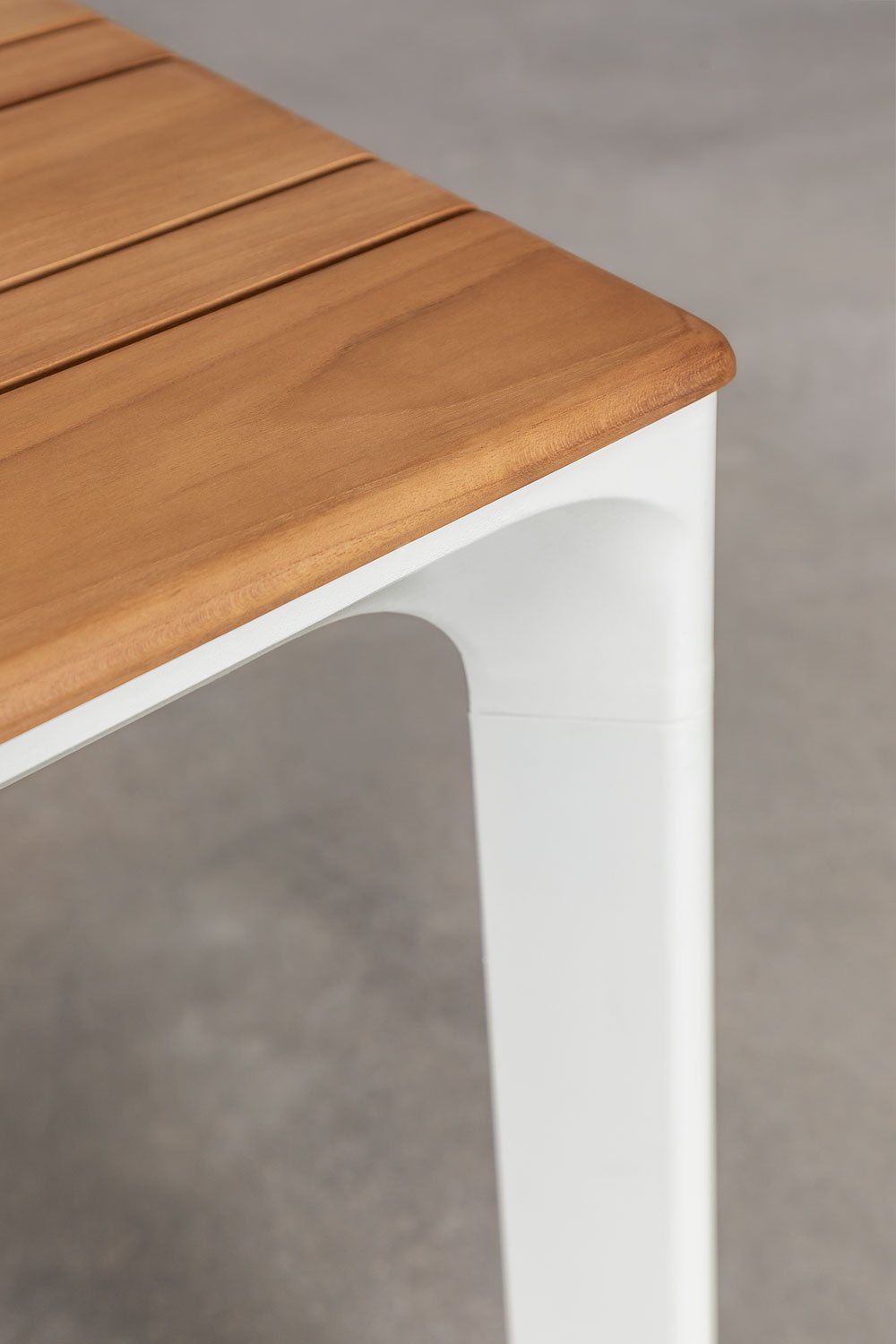 Set da tavolo rettangolare Katiana, 160x90 cm, in alluminio e legno di teak, e 6 sedie da giardino Yervin, in alluminio e tessut