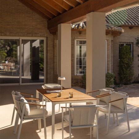 Set da tavolo rettangolare Katiana, 160x90 cm, in alluminio e legno di teak, e 6 sedie da giardino Yervin, in alluminio e tessut