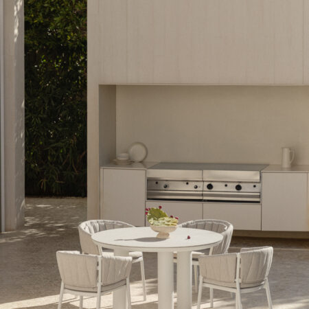 Set da tavolo rotondo Ø120 cm in ceramica e alluminio Arken e 4 sedie da giardino con braccioli in alluminio e tessuto Roderise