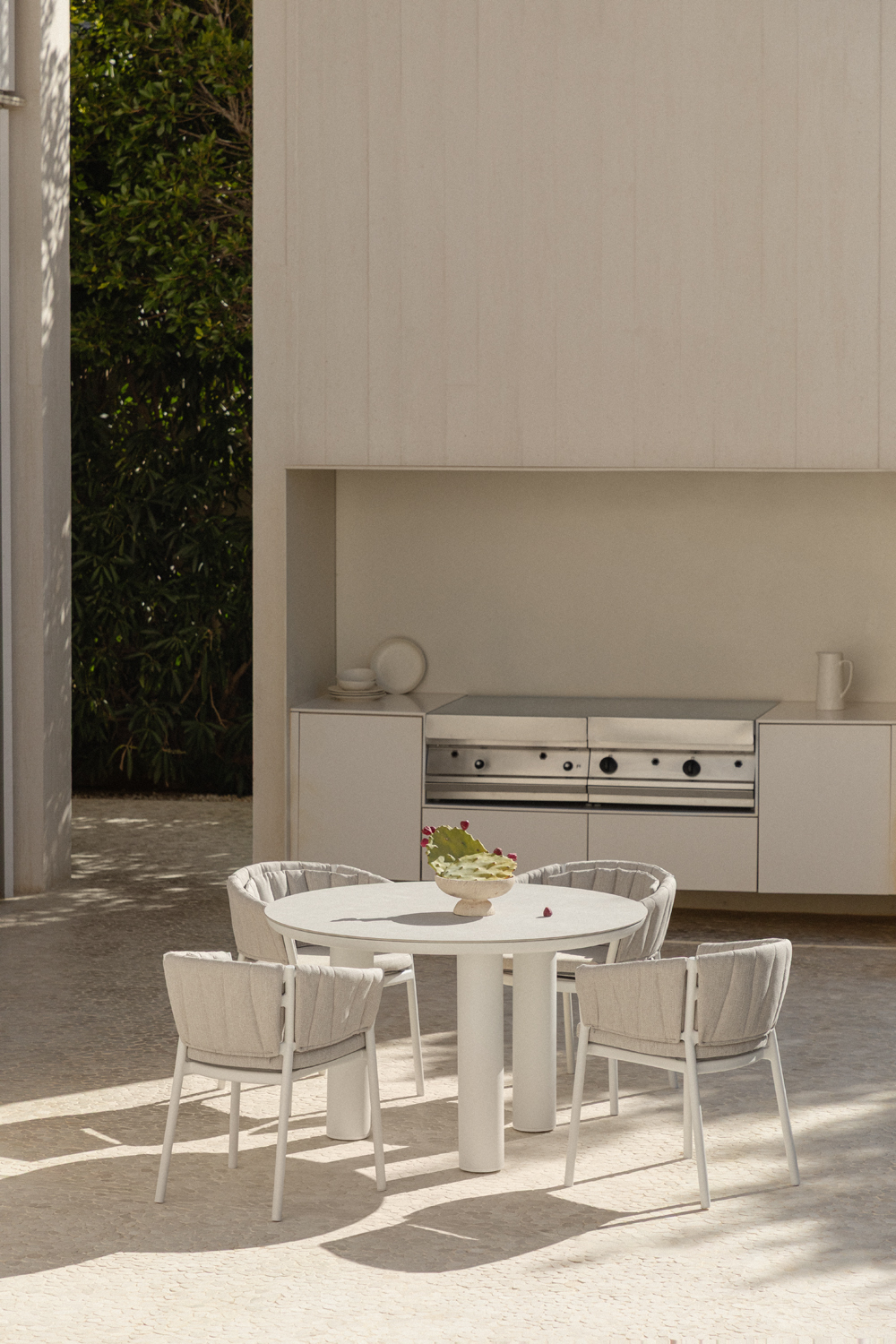 Set da tavolo rotondo Ø120 cm in ceramica e alluminio Arken e 4 sedie da giardino con braccioli in alluminio e tessuto Roderise