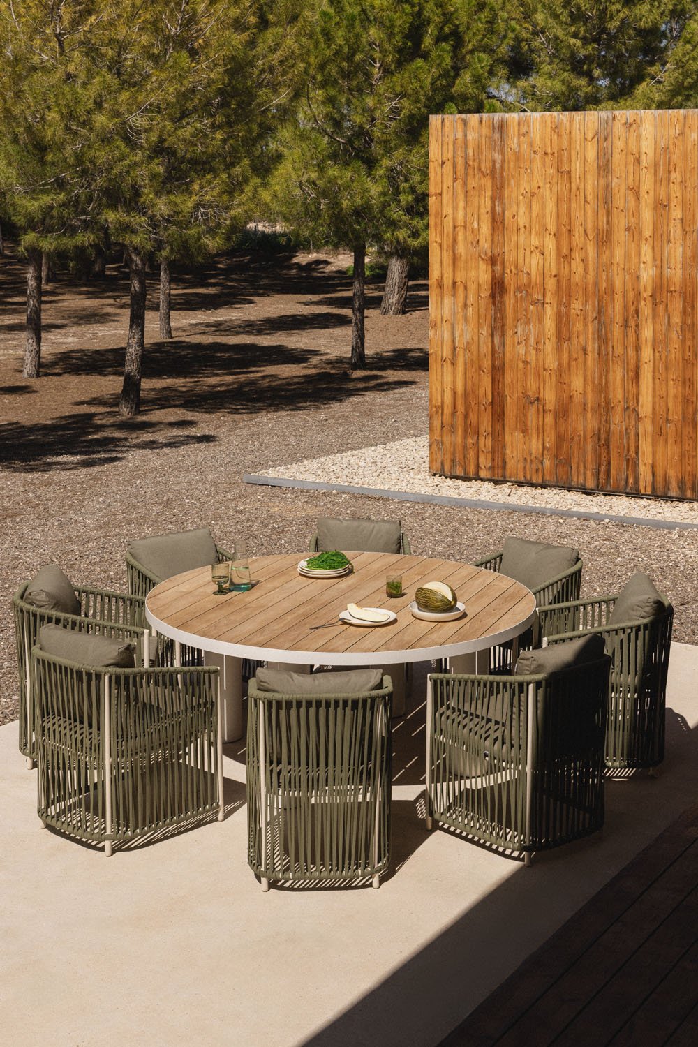 Set da tavolo rotondo Riviera, Ø180 cm, in legno di teak e alluminio, e 8 sedie da giardino Sophie in alluminio e corda intrecci