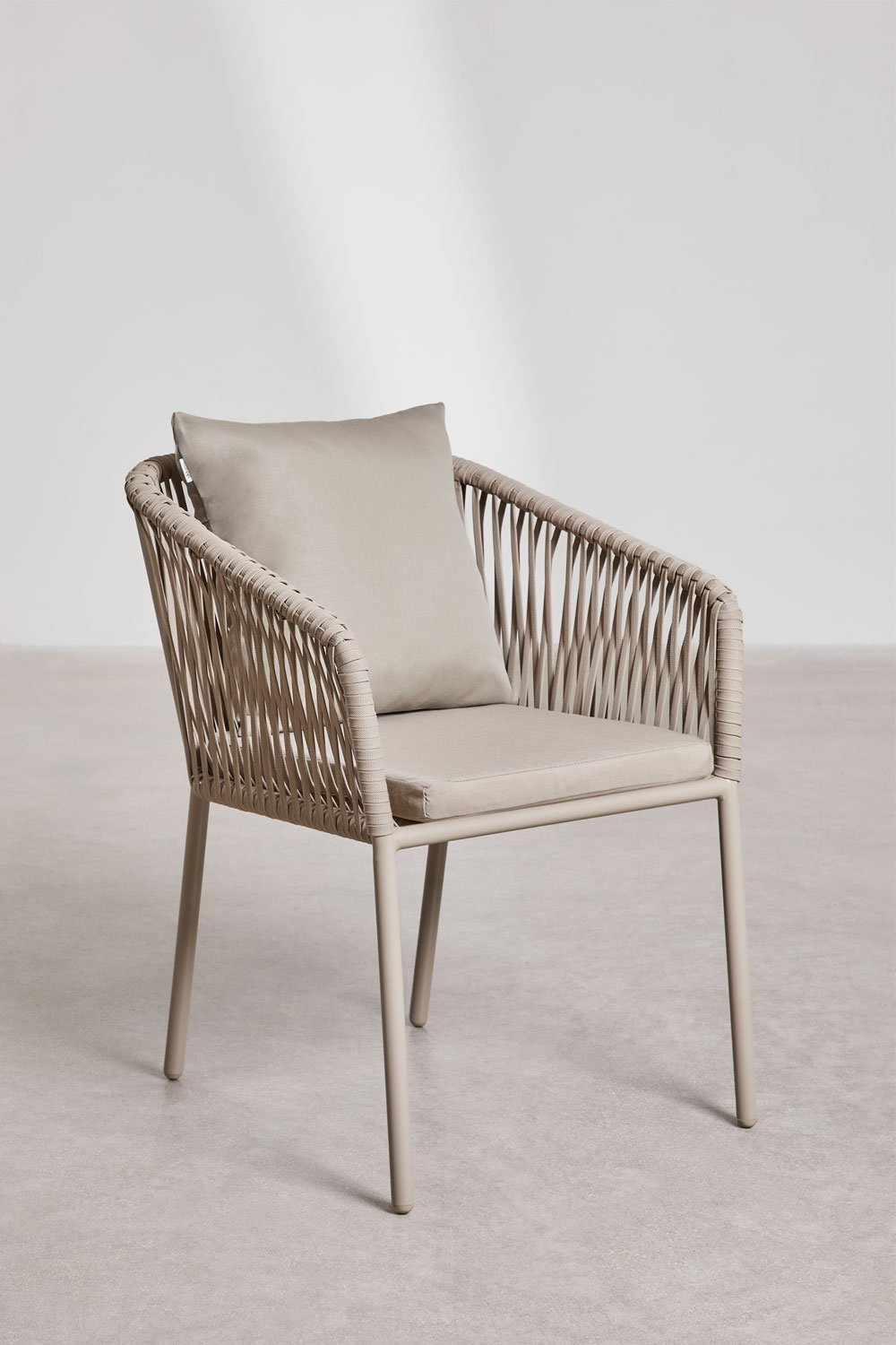 Set da tavolo rotondo Valerie, Ø100 cm, e 4 sedie da giardino Arhiza Classic in alluminio con braccioli.
