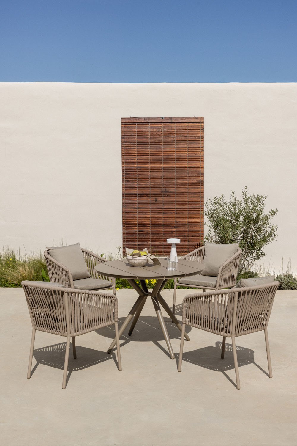 Set da tavolo rotondo Valerie, Ø100 cm, e 4 sedie da giardino Arhiza Classic in alluminio con braccioli.