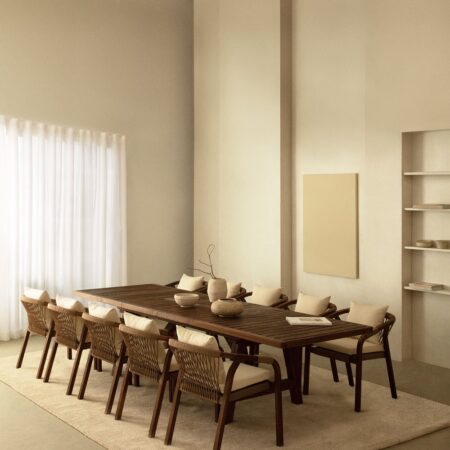 Set tavolo rettangolare estensibile 200-260-320x100 cm e 10 sedie da pranzo con braccioli in legno di acacia Dubai