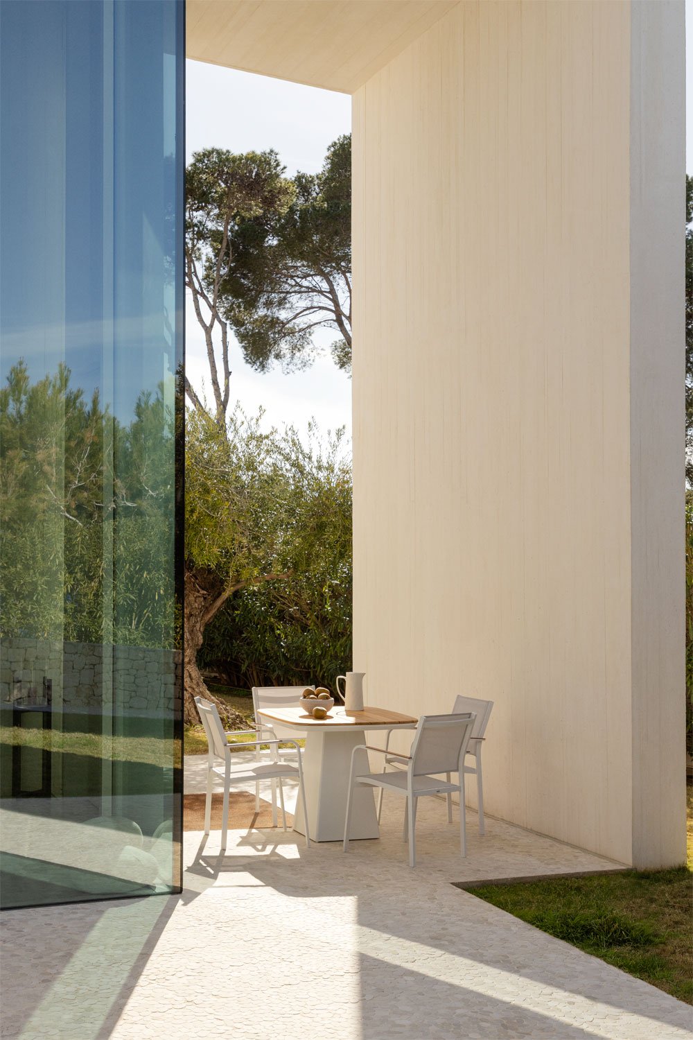 Set tavolo quadrato Inkeri 90x90 cm in alluminio e legno di teak e 4 sedie da giardino impilabili Archer in alluminio