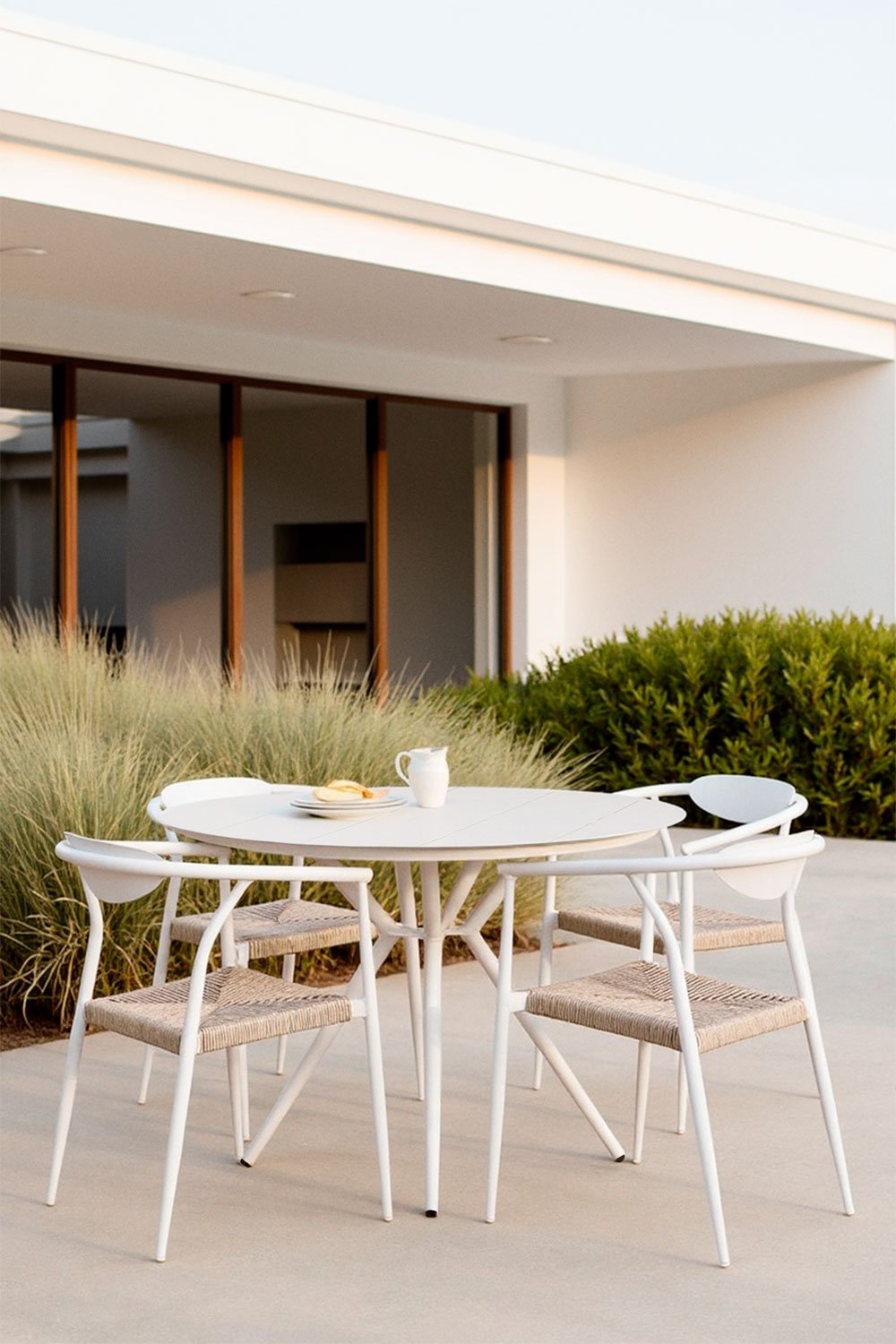 Set composto da tavolo rotondo in alluminio (Ø100 cm) Valerie e 4 sedie da giardino con braccioli in alluminio e rattan sintetic