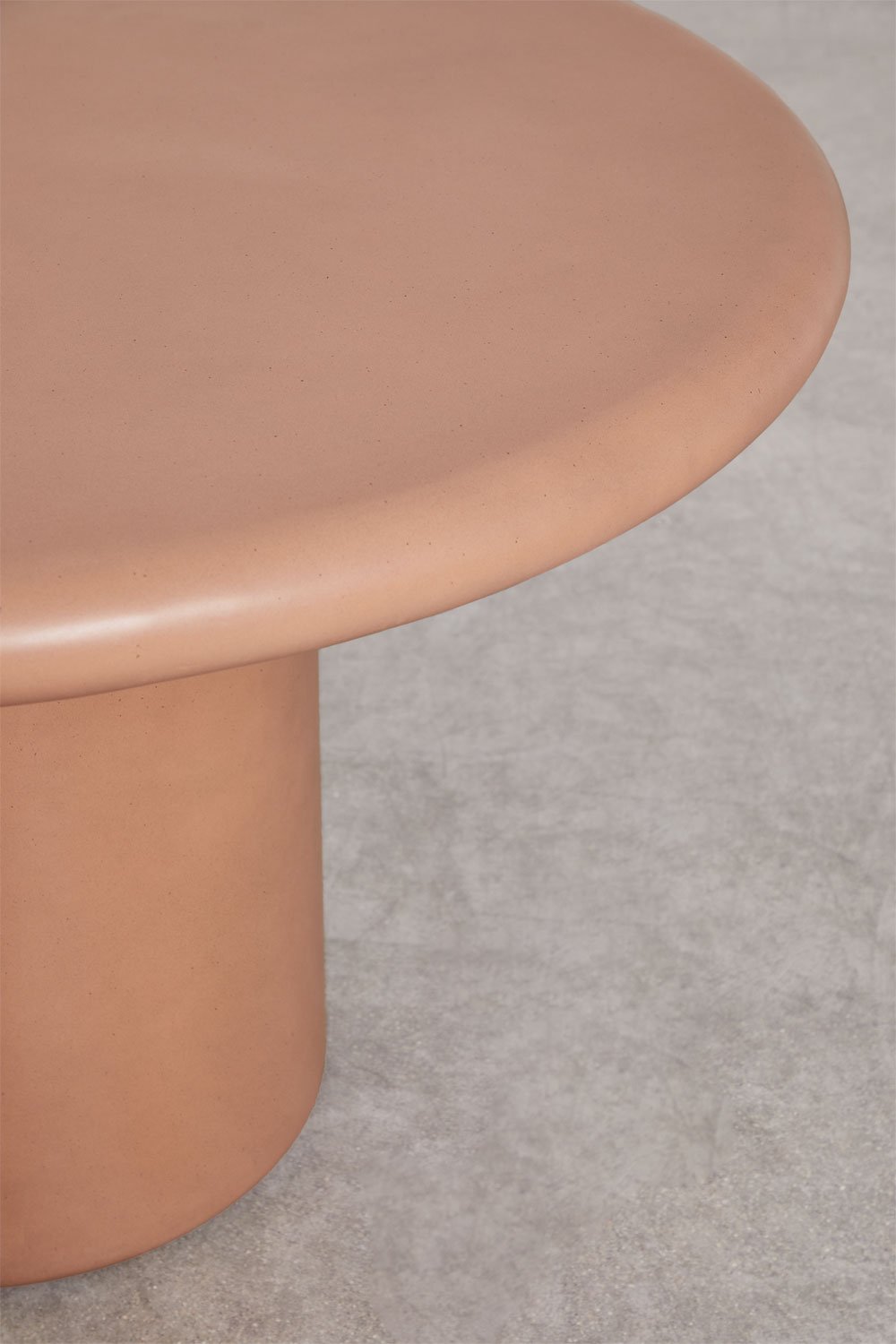 Set tavolo rotondo Ø120 cm in cemento Namara e 4 sedie da giardino con braccioli in legno di acacia Karvia