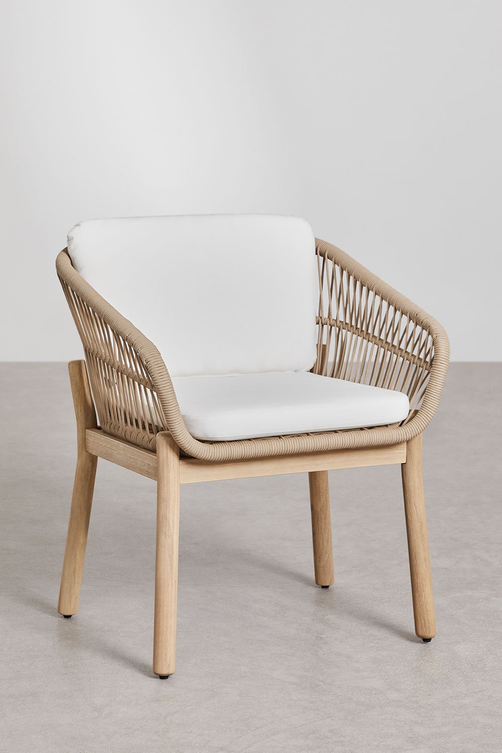 Set tavolo rotondo Ø120 cm in cemento Namara e 4 sedie da giardino con braccioli in legno di acacia Karvia