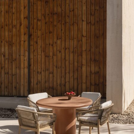 Set tavolo rotondo Ø120 cm in cemento Namara e 4 sedie da giardino con braccioli in legno di acacia Karvia
