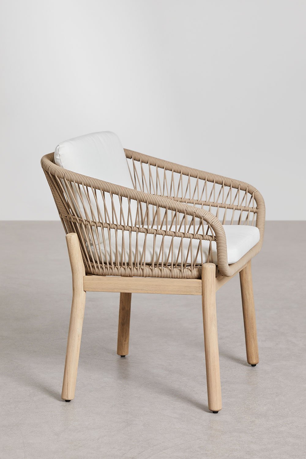 Set tavolo rotondo Ø120 cm in cemento Namara e 4 sedie da giardino con braccioli in legno di acacia Karvia