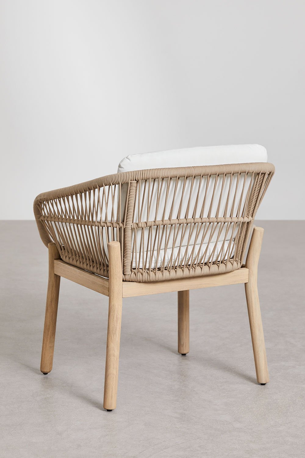 Set tavolo rotondo Ø120 cm in cemento Namara e 4 sedie da giardino con braccioli in legno di acacia Karvia
