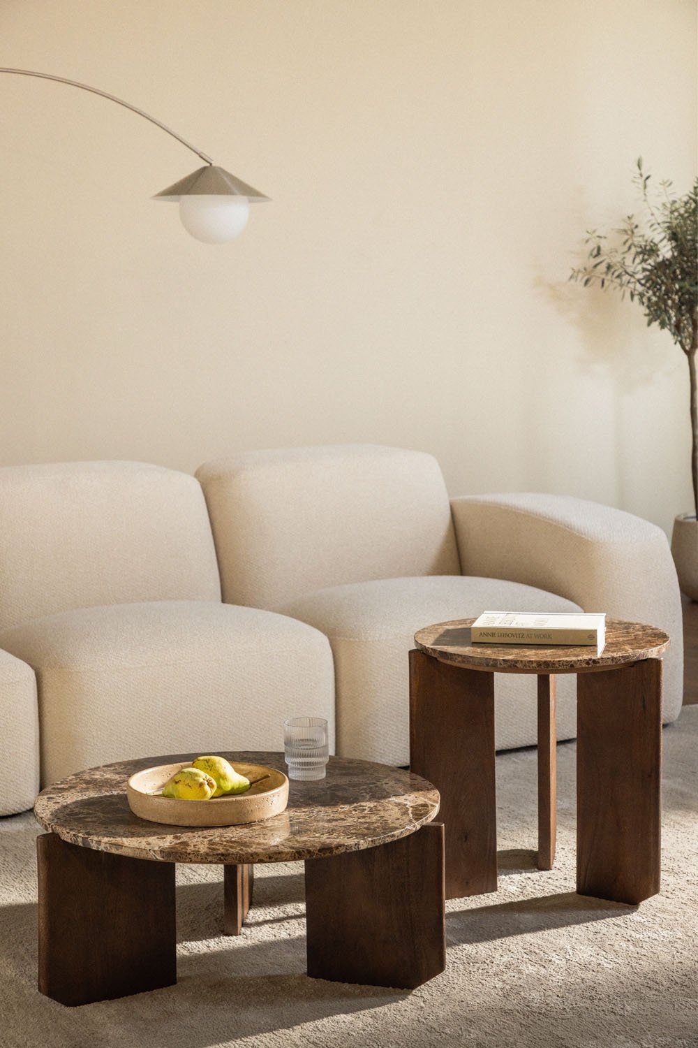 Set di 2 tavolini rotondi in pietra naturale e legno di mango Lavinia