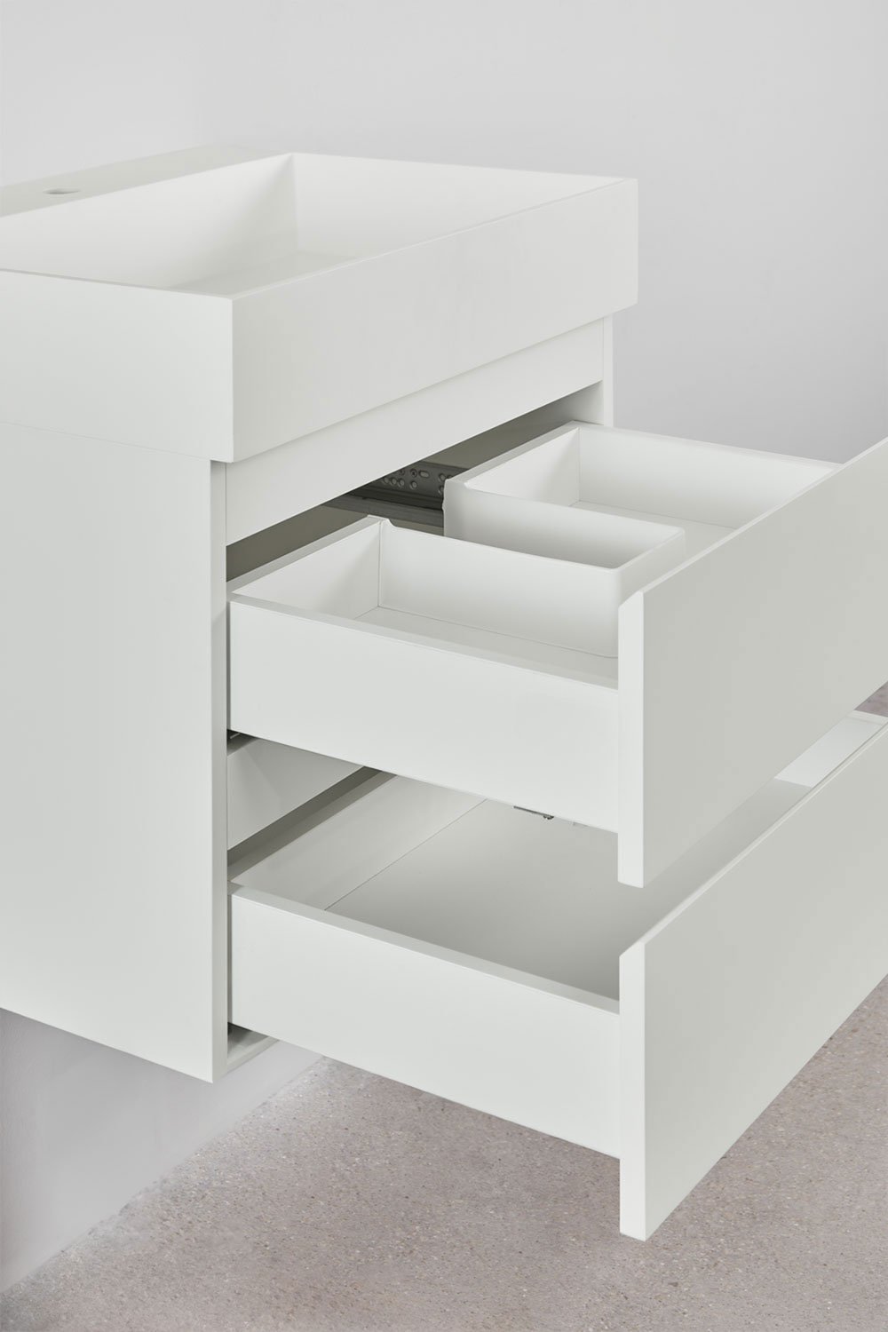 Set di mobili da bagno in legno e impiallacciatura di frassino con lavabo integrato Ona