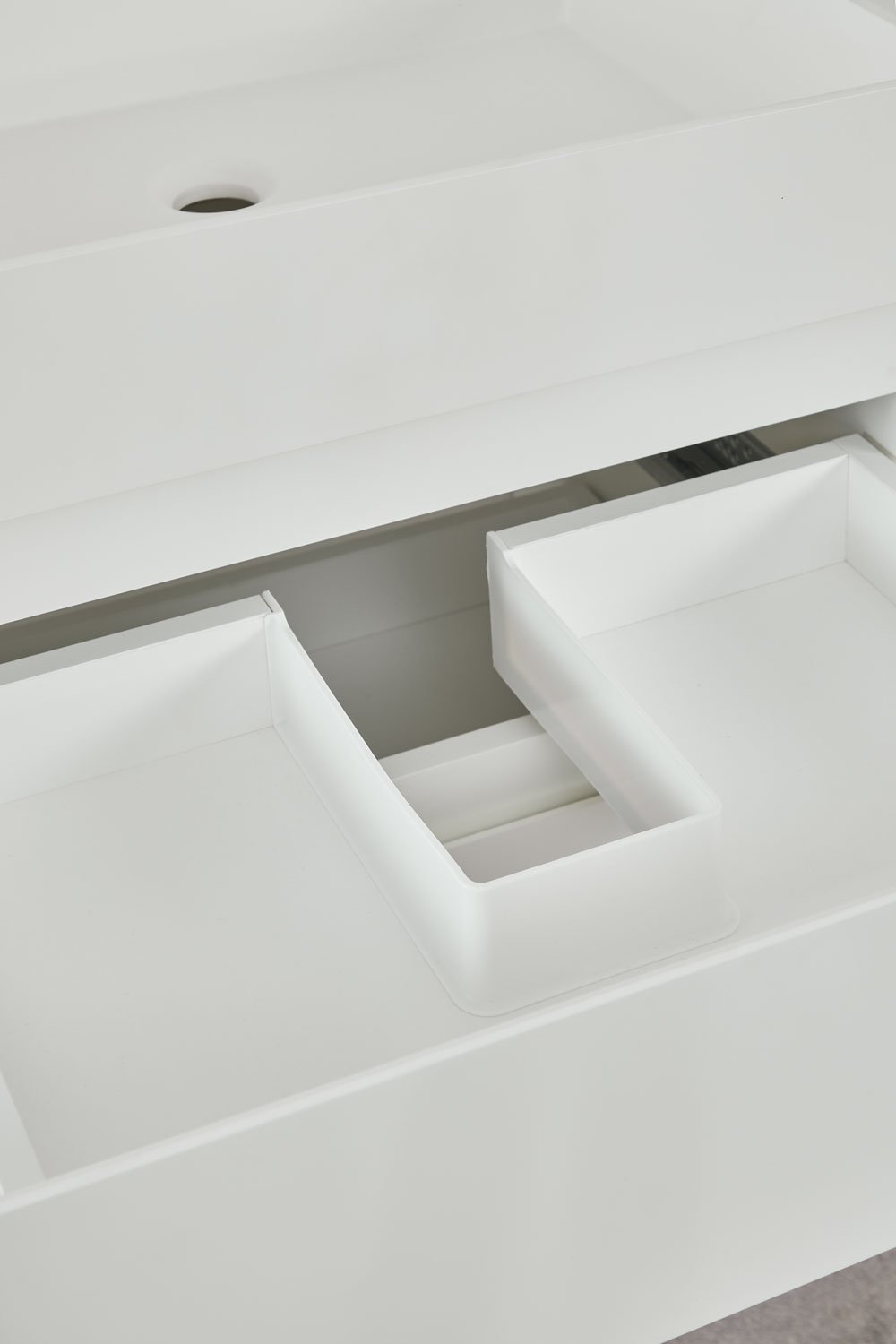 Set di mobili da bagno in legno e impiallacciatura di frassino con lavabo integrato Ona