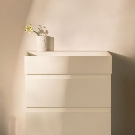 Set di mobili da bagno in legno e impiallacciatura di frassino con lavabo integrato Ona