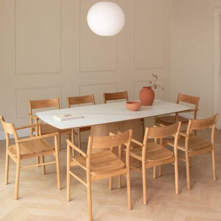 Set tavolo Aura con rivestimento in ceramica (200x100 cm) e 8 sedie da pranzo con braccioli in legno di rovere Mireita