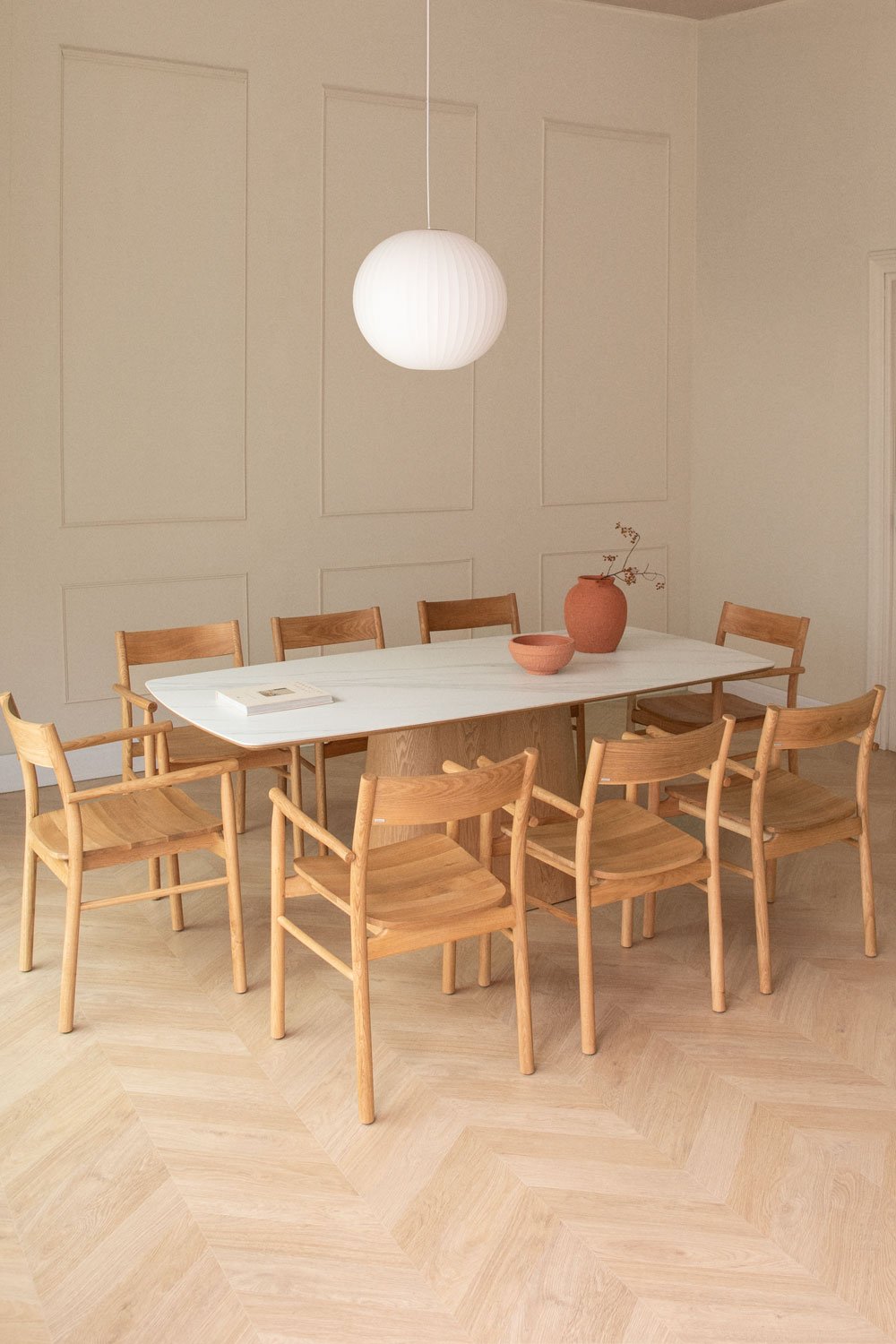 Set tavolo Aura con rivestimento in ceramica (200x100 cm) e 8 sedie da pranzo con braccioli in legno di rovere Mireita