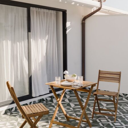 Set tavolo quadrato (60x60 cm) e 2 sedie da giardino pieghevoli in legno di acacia Delawer