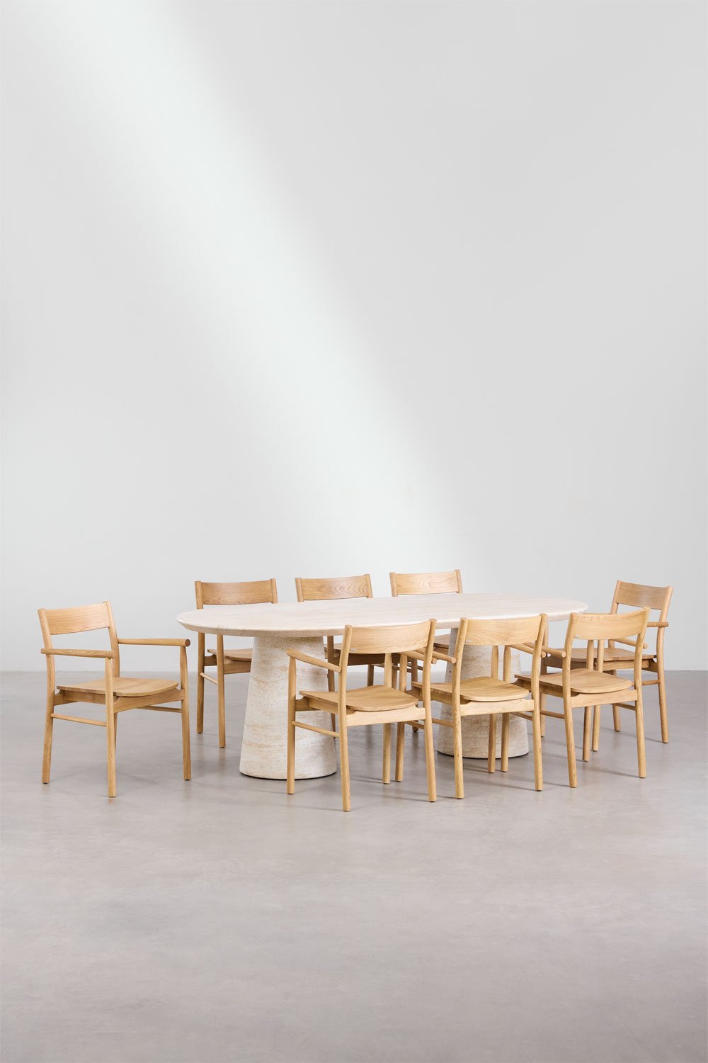 Set tavolo ovale Noemi in cemento effetto travertino (220x95 cm) e 8 sedie da pranzo Mara Signature in legno di rovere
