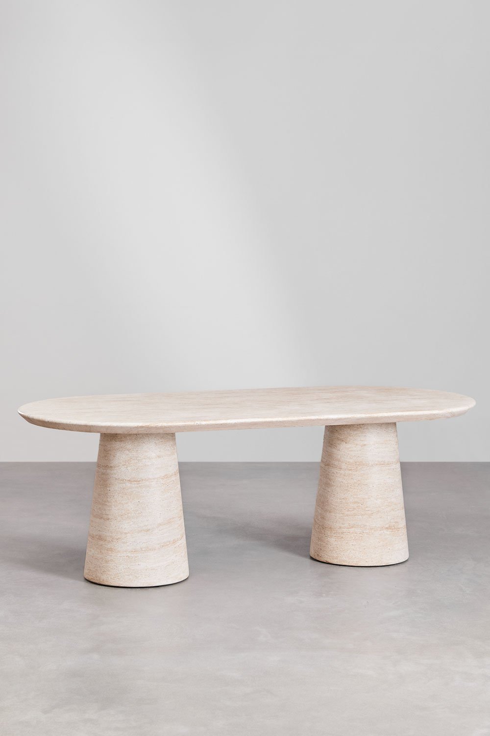 Set tavolo ovale Noemi in cemento effetto travertino (220x95 cm) e 8 sedie da pranzo Mara Signature in legno di rovere