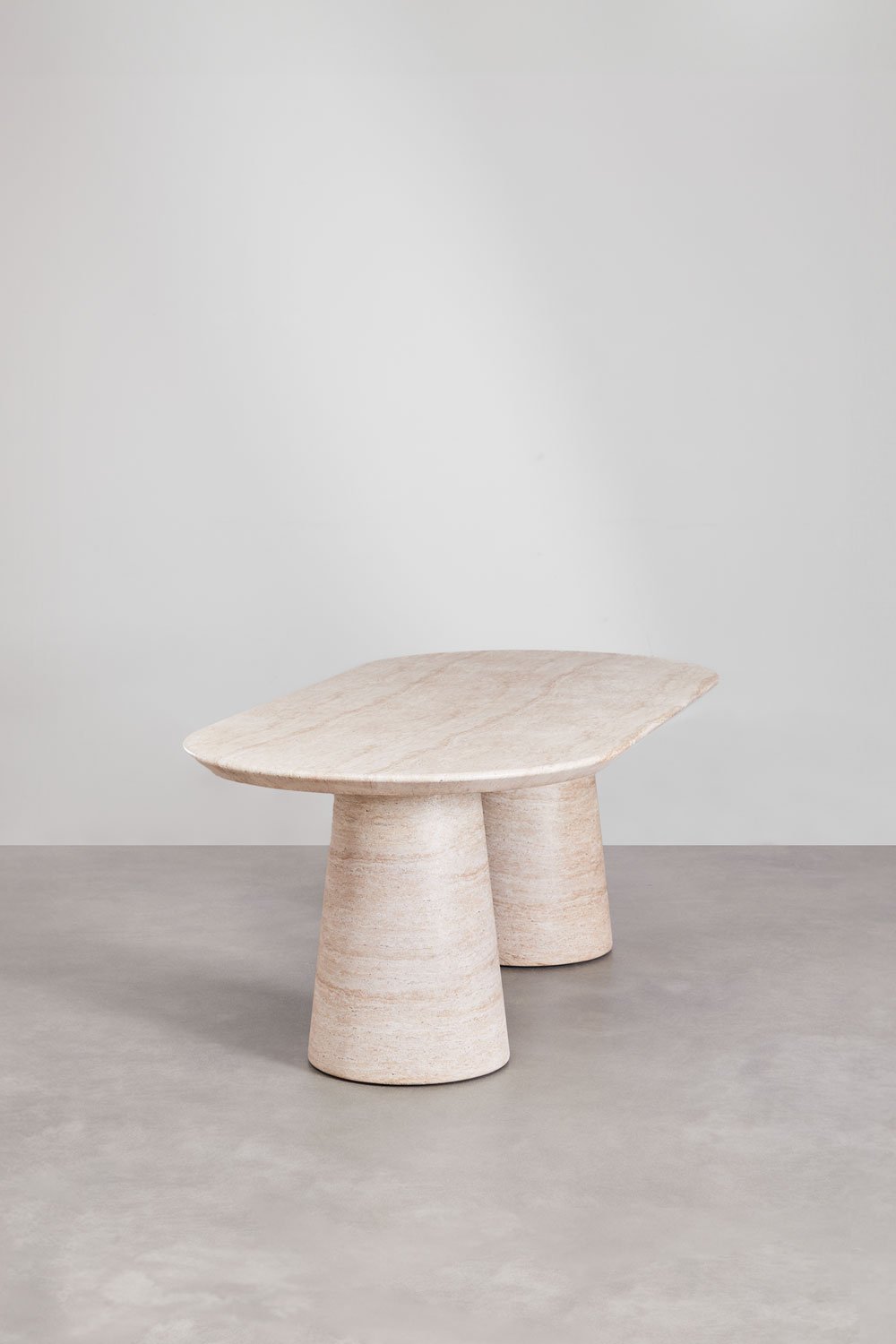 Set tavolo ovale Noemi in cemento effetto travertino (220x95 cm) e 8 sedie da pranzo Mara Signature in legno di rovere