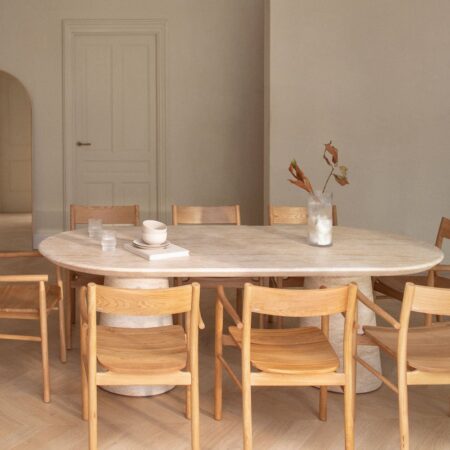 Set tavolo ovale Noemi in cemento effetto travertino (220x95 cm) e 8 sedie da pranzo Mara Signature in legno di rovere
