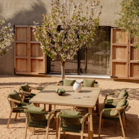 Set tavolo quadrato 150x150 cm e 8 sedie da giardino con braccioli in legno di acacia Dubai