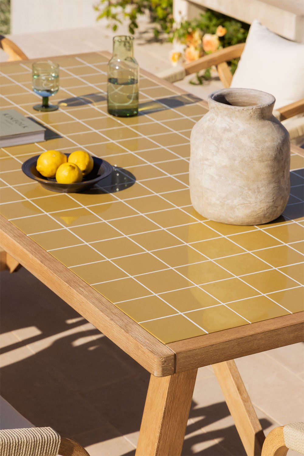 Set tavolo rettangolare 200x100 cm e 8 sedie da giardino con braccioli in legno di acacia e cemento Dubai