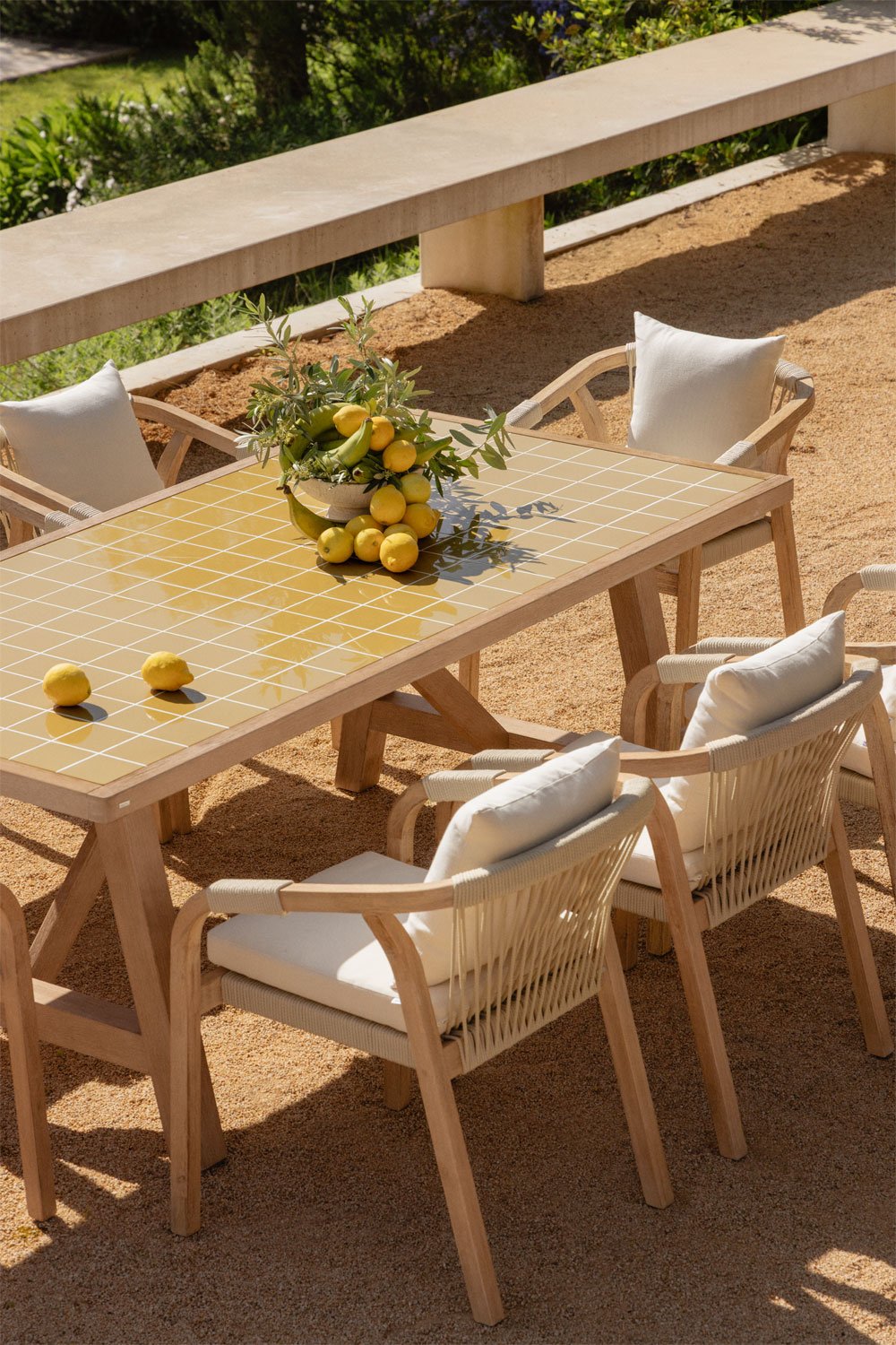 Set tavolo rettangolare 200x100 cm e 8 sedie da giardino con braccioli in legno di acacia e cemento Dubai