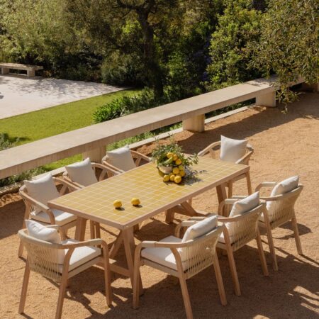 Set tavolo rettangolare 200x100 cm e 8 sedie da giardino con braccioli in legno di acacia e cemento Dubai