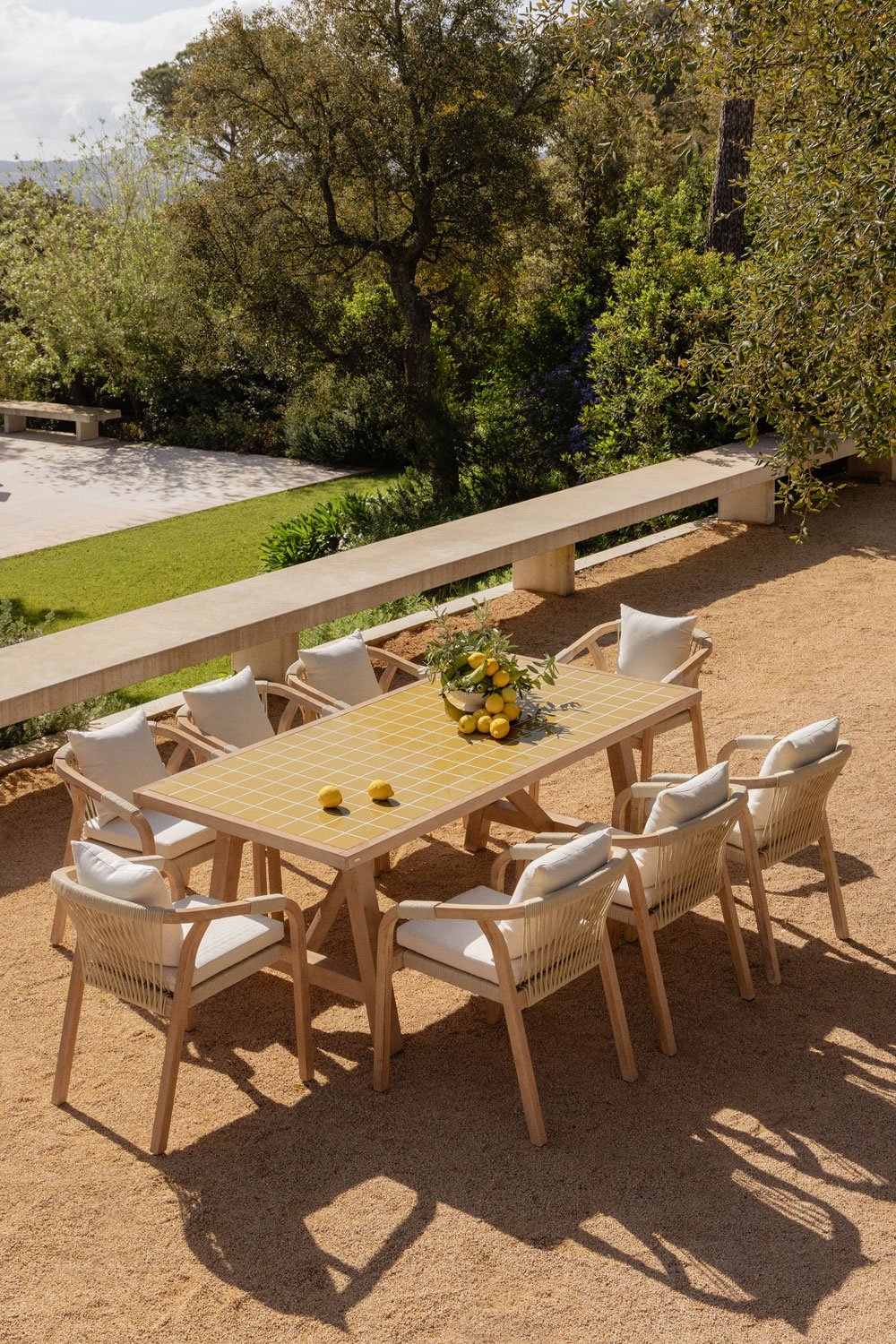 Set tavolo rettangolare 200x100 cm e 8 sedie da giardino con braccioli in legno di acacia e cemento Dubai