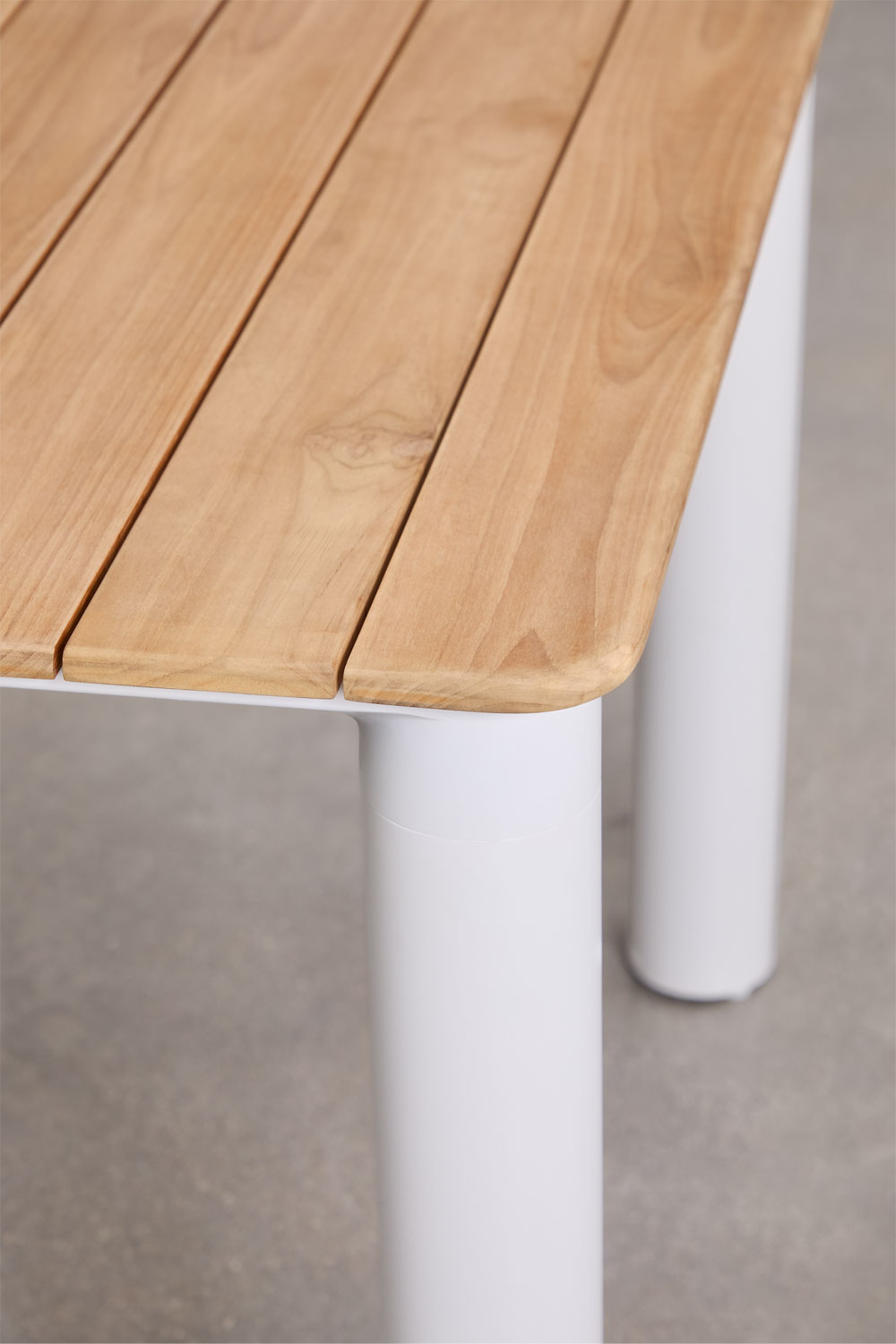 Set tavolo rettangolare 220x100 cm in alluminio e legno di teak Sirka e 6 sedie da giardino con braccioli in legno Saira