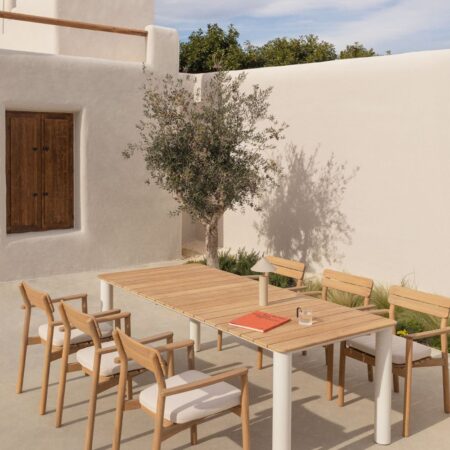Set tavolo rettangolare 220x100 cm in alluminio e legno di teak Sirka e 6 sedie da giardino con braccioli in legno Saira