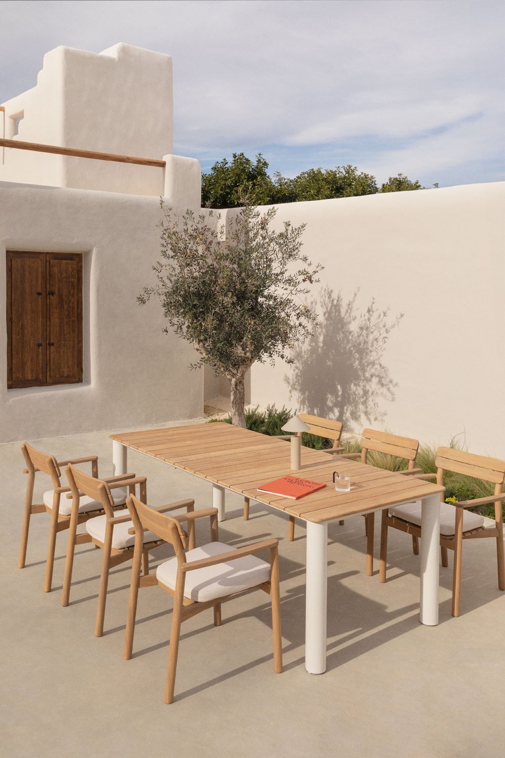 Set tavolo rettangolare 220x100 cm in alluminio e legno di teak Sirka e 6 sedie da giardino con braccioli in legno Saira