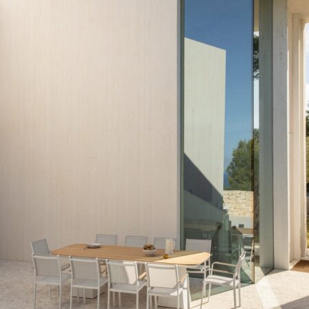 Set tavolo rettangolare 260x110 cm in alluminio e legno di teak Inkeri e 10 sedie da giardino in alluminio Archer