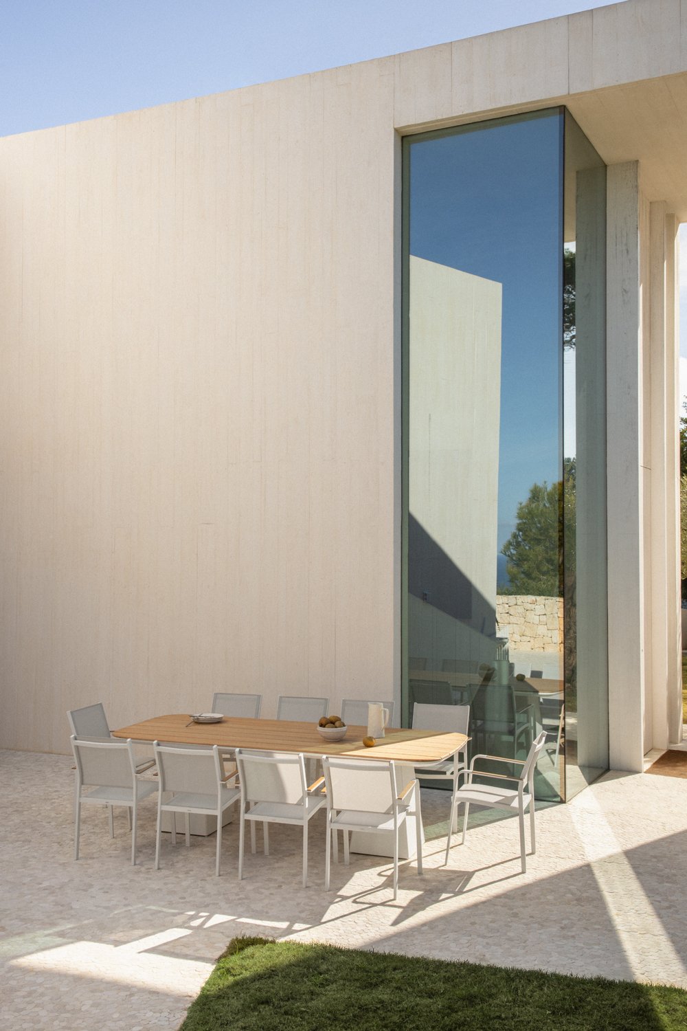 Set tavolo rettangolare 260x110 cm in alluminio e legno di teak Inkeri e 10 sedie da giardino in alluminio Archer