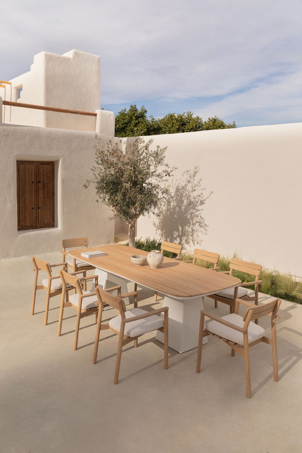 Set tavolo rettangolare 260x110 cm in alluminio e legno di teak Inkeri e 8 sedie da giardino con braccioli in legno Saira