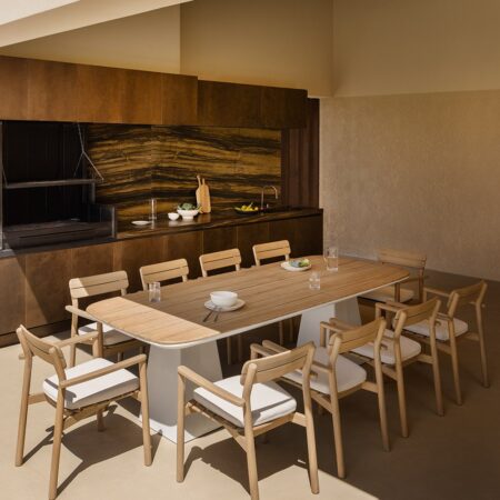 Set tavolo rettangolare 260x110 cm in alluminio e teak Inkeri e 10 sedie da giardino con braccioli in legno Saira