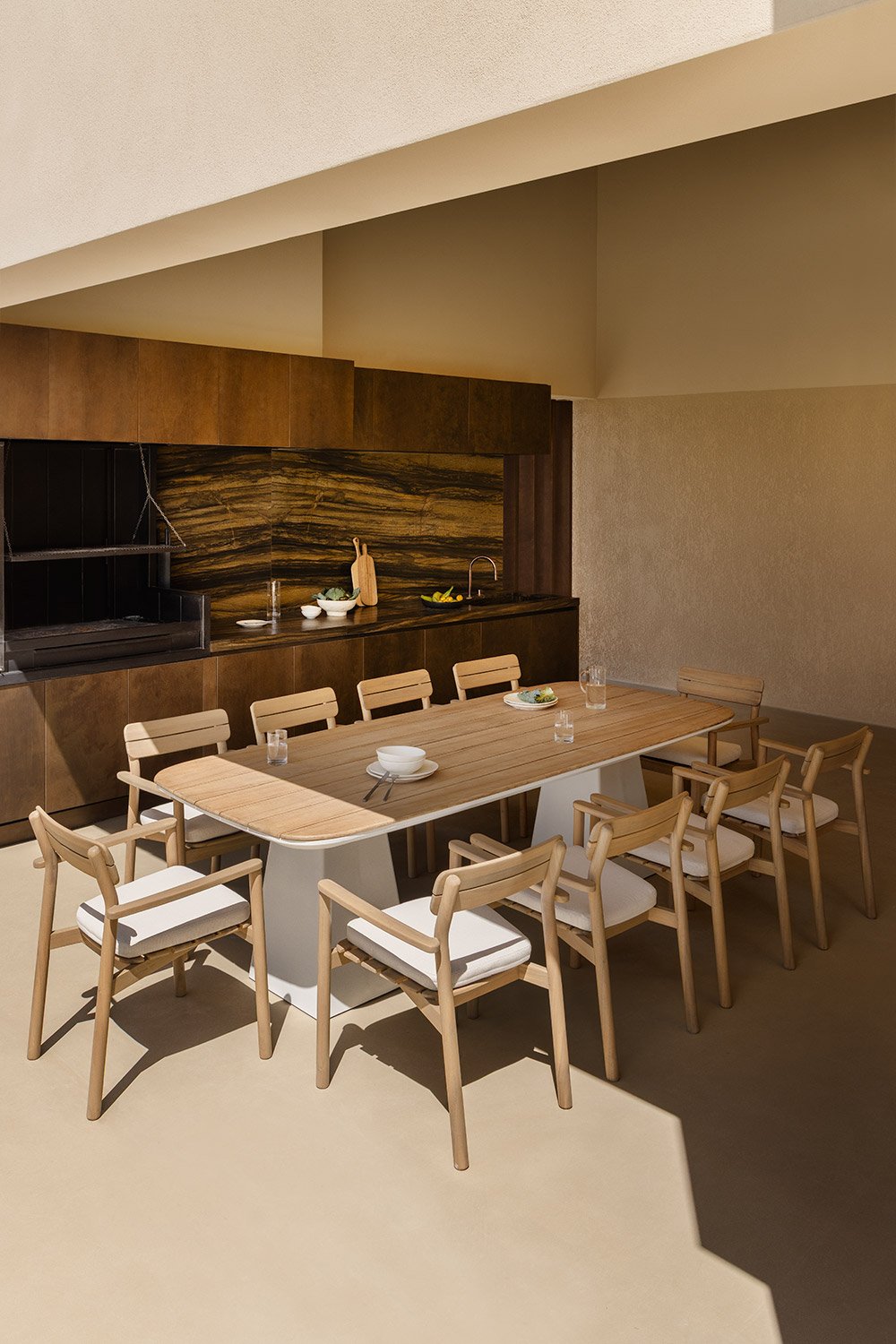 Set tavolo rettangolare 260x110 cm in alluminio e teak Inkeri e 10 sedie da giardino con braccioli in legno Saira