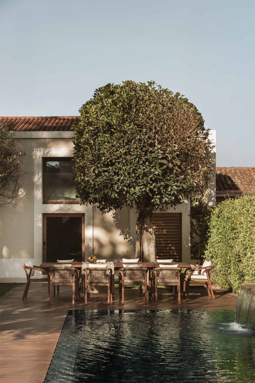 Set tavolo rettangolare allungabile 200-260-320x100 cm e 10 sedie da giardino con braccioli in legno di acacia Dubai