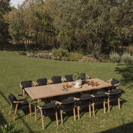 Set tavolo rettangolare allungabile 200-260-320x100 cm e 12 sedie da giardino con braccioli in legno di acacia Dubai