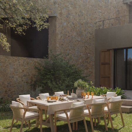 Set tavolo rettangolare allungabile 200-260-320x100 cm e 8 sedie da giardino con braccioli in legno di acacia Dubai