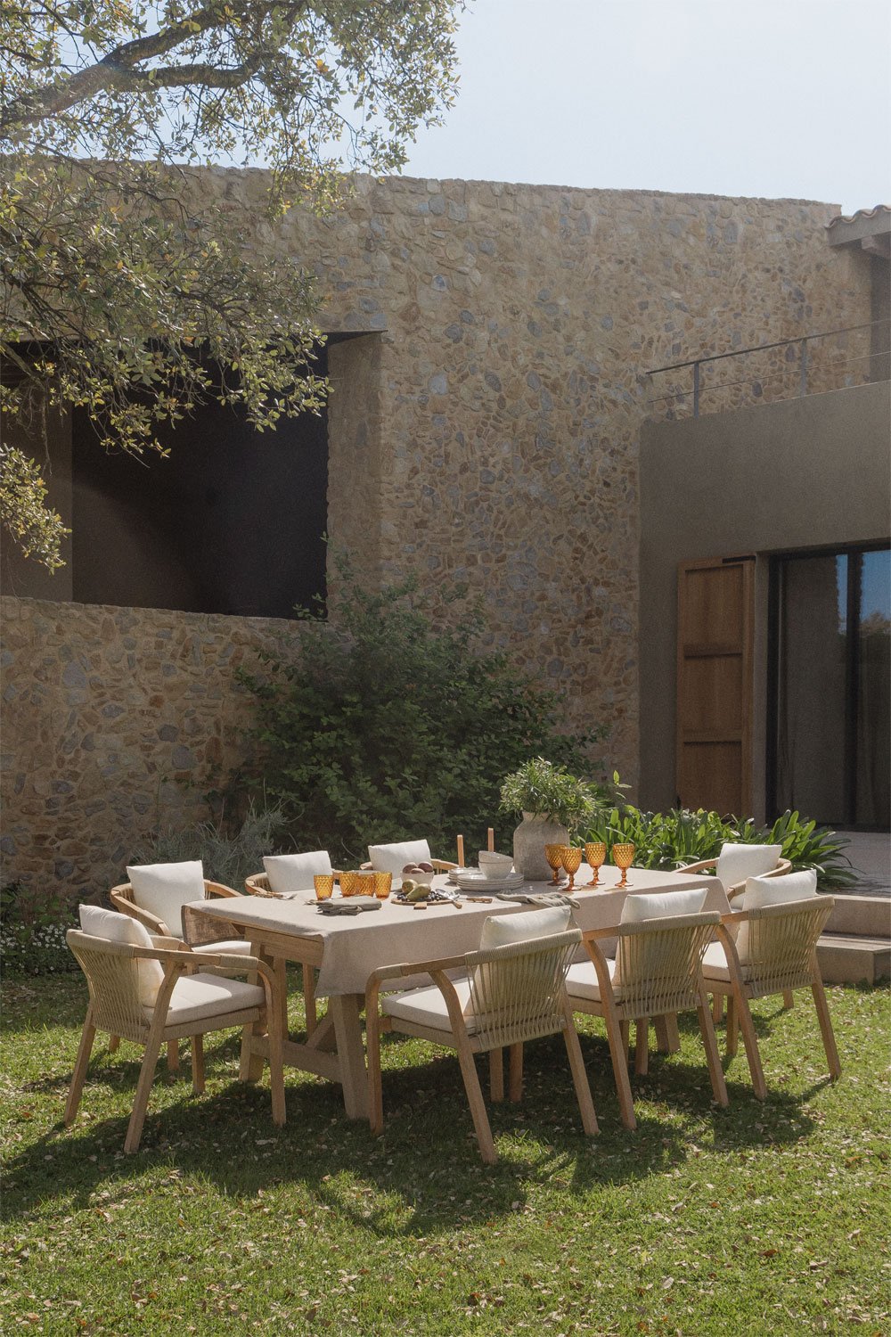 Set tavolo rettangolare allungabile 200-260-320x100 cm e 8 sedie da giardino con braccioli in legno di acacia Dubai