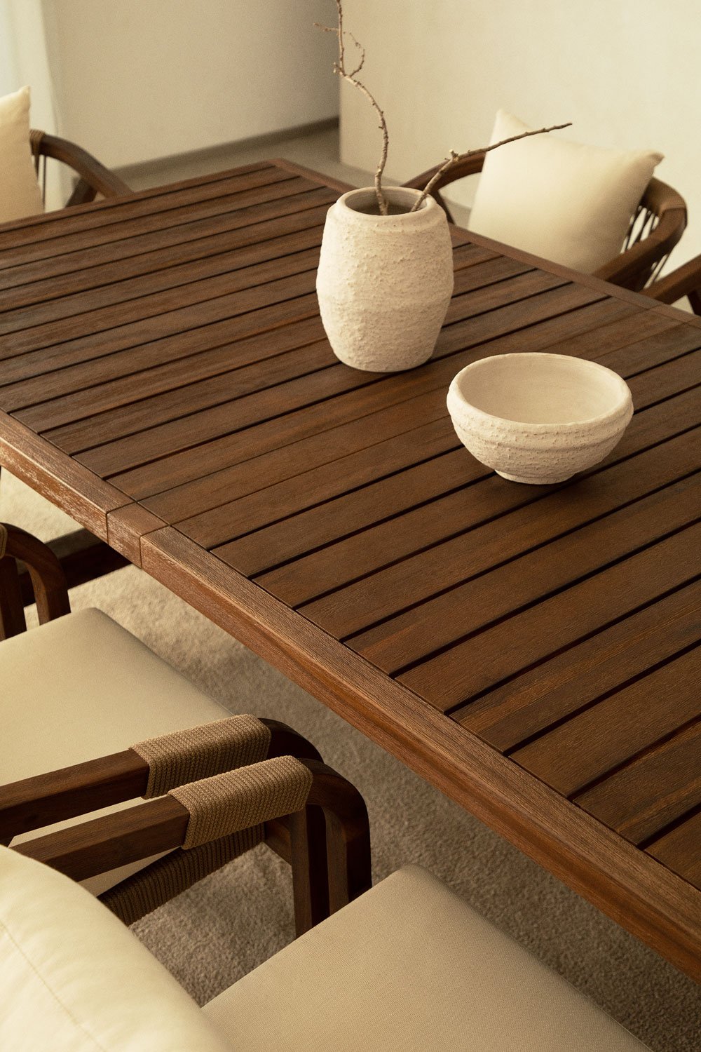 Set tavolo rettangolare estensibile 200-260-320x100 cm e 8 sedie da pranzo con braccioli in legno di acacia Dubai