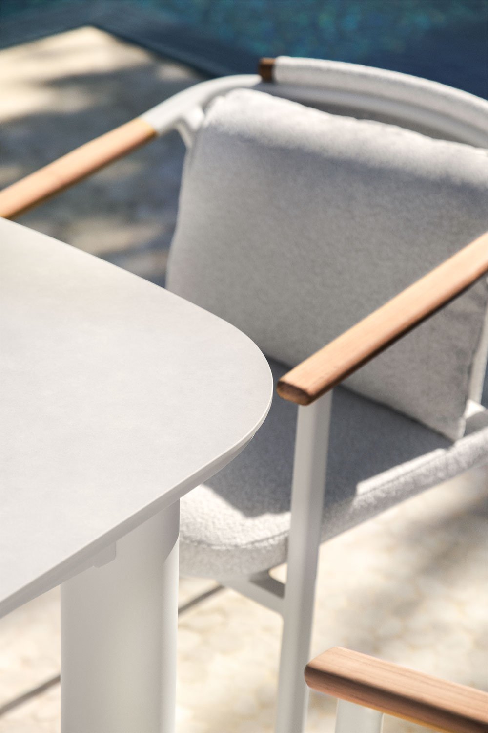 Set tavolo rettangolare allungabile 220-280x100 cm in ceramica Zinti e 10 sedie da giardino in alluminio e tessuto bouclé Yervin