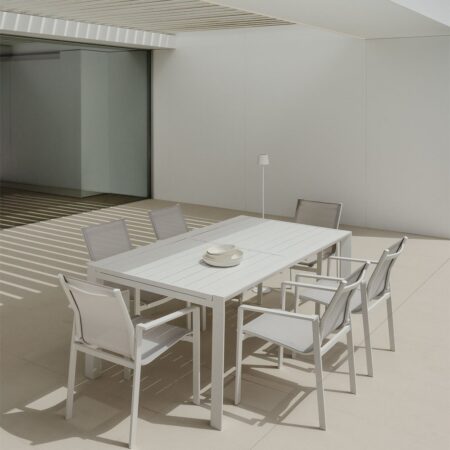 Set tavolo rettangolare allungabile Starmi, 180-240x100 cm, in alluminio e 6 sedie da giardino Eika.