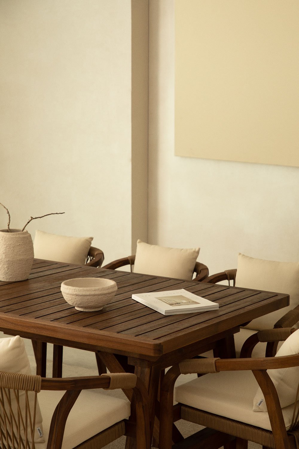 Set tavolo rettangolare estensibile 200-260-320x100 cm e 12 sedie da pranzo con braccioli in legno di acacia Dubai